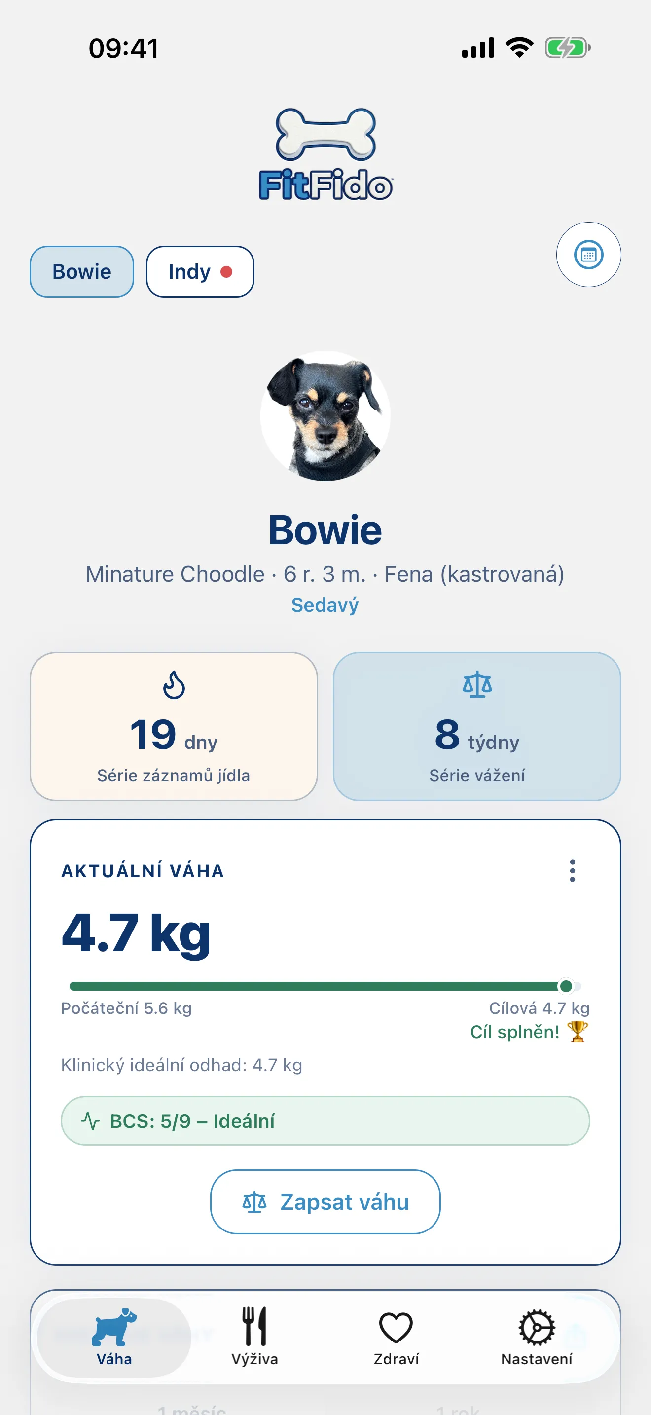 Karta Hmotnost ve FitFido na iPhonu, zobrazující sledování hmotnosti směrem k cíli.