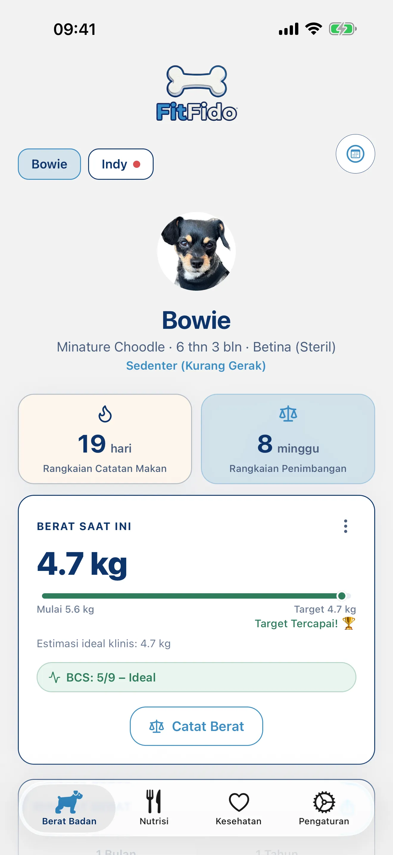 Tab Berat Badan FitFido di iPhone, menunjukkan pelacakan berat badan menuju target.