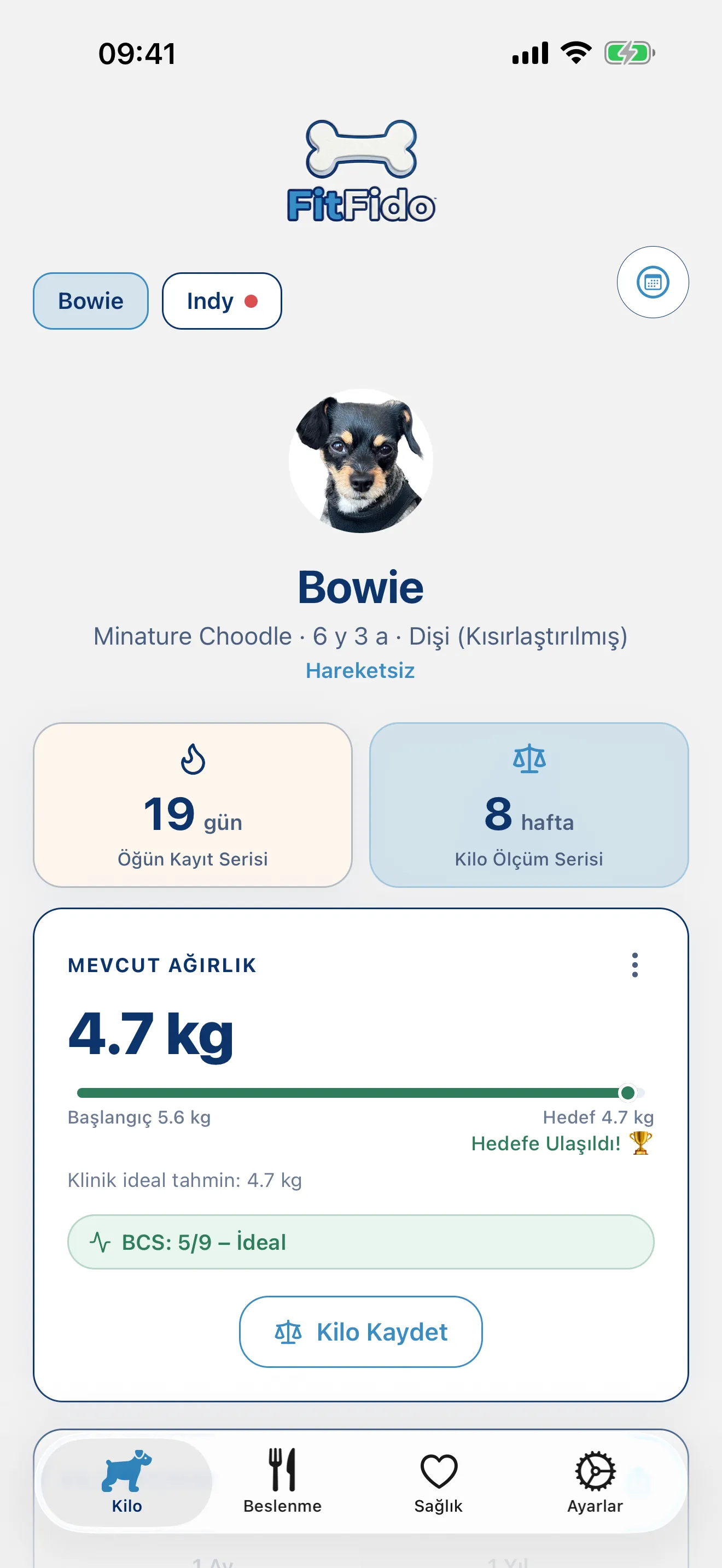 Bir iPhone'da, hedefe yönelik kilo takibini gösteren FitFido Kilo sekmesi.
